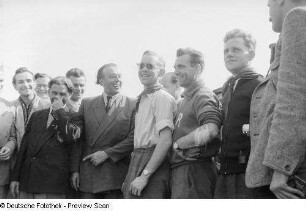 Leipziger Oberbürgermeister Erich Uhlich mit dem deutschen Radrennteam (2.v.r. Gustav-Adolf Schur, 3.v.r. Bernhard Trefflich, 4.v.r. Lothar Meister)