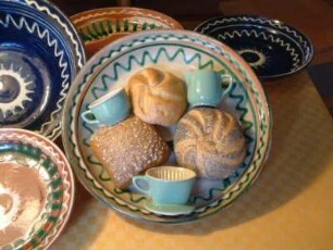 Dekorteller mit Brötchen