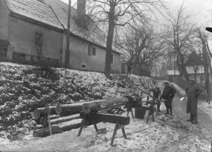Brunnenbauer : Bohren von Holzstämmen für Leitungsrohre