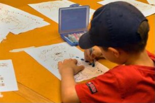 Kinder bei der "Bibliotheksrallye für Kinder" (Kinder lernen die Bibliothek spielerisch auf einer Rallye kennen. Die Maya-Zahlen weisen den Weg) im Serviceraum der Deutschen Fotothek