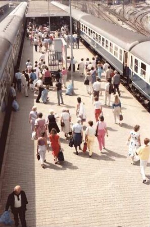 Lindau: aussteigende Fahrgäste auf dem Bahnsteig