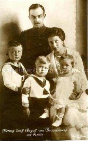 Ernst August und Viktoria Luise von Braunschweig mit ihren Kindern