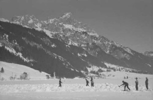 Haldensee: Haldensee mit Tannheimer Gruppe, mit Eisschiessen [Eisstockschießen]