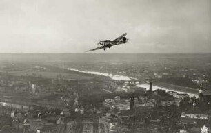 Dresden. Westliche Altstadt von Südost. Luftbild-Schrägaufnahme mit Sportflugzeug Klemm L-30 der SA-Fliegersturmstaffel