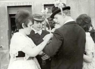 Fastnacht in Drachhausen : Gesellschaftliche Volkskultur - Frühling. Ort: Hochoza / Drachhausen. Zapust (Fastnacht). Den Jungen werden von den Mädchen die Fastnachtssträuße angesteckt.