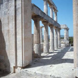 Aigina. Aphaia-Tempel. Um 500 v. Chr. 6:12 Säulen, Cella-Portal und dreischiffiger Kultbildraum, ohne Fluchtung mit Peristase. Sockel hat Fugenkonkordanz
