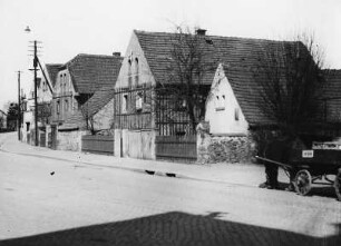 Coswig, Hauptstraße. Gehöfte oberhalb des Rathauses (vorn Nr. 16?, davor Rathaus)