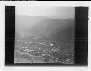 Brohl (Landkreis Ahrweiler, Gemeinde Bad Breisig), Gesamtansicht, Ortslage mit Rheinhöhen und Brohltal von Nordosten