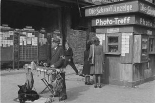 Berlin, Blinder Straßenmusikant : Berlin-Charlottenburg. Blinder Straßenmusikant Kurfürstendamm Ecke Uhlandstraße