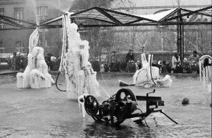 Basel: [Tinguely-]Brunnen vor dem Stadttheater, vereist