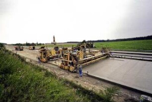 BAB A7 Hamburg-Hannover, zwischen Egestorf und Bispingen. Aus-/Neubau einer Fahrbahn. Die Betondecke wird maschinell gegossen und geglättet