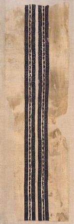 Fragment aus dem Vorder- oder Rückenteil einer Tunika mit Zierstreifen