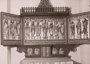 Gotischer Klappaltar (von links: Heilige Katharina, Anna Selbdritt, Barbara, Nikolaus, Jacobus, Laurenzius), geöffnet