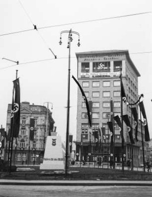 Reichenberg, Altstädter Platz : Reichenberg (Liberec/Tschechische Republik). Hochhaus am Altstädter Platz (Dr. E. Beneše) mit Hakenkreuzbeflaggung anlässlich des Besuchs Adolf Hitlers in der Stadt