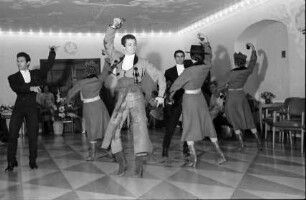 Freiburg: Besuch einer Tanzgruppe des Spanischen Nationalzirkus beim Oberbürgermeister