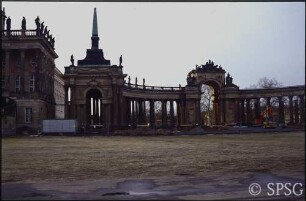 Potsdam, Park Sanssouci, Communs, Kolonnade am Neuen Palais, Baustelle.