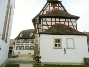 Stadtkirche-Kirchhof im Norden von Osten gesehen mit Katherinenkapelle (1421) über Giebelseite in Übersicht