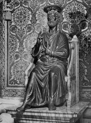 Sitzstatue des heiligen Petrus