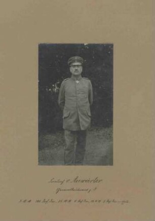 Friedrich von Auwärter, Generalleutnant z. D. (zur Disposition), Kommandeur der 5. Res. Division von 1917-1918, stehend, in Uniform, Mütze mit Orden, Brustbild
