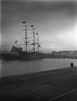 Belgien, Dreimastriges Segelschiff im Hafen