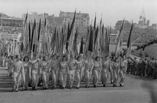 Sportlerparade im Walter-Ulbricht-Stadion : Fahnenträger im Paradezug beim Ausmarsch aus dem Stadion