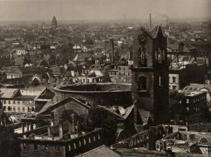 Zerstörte Gebäude in der Innenstadt. Katholische Stadtkirche St. Stephan