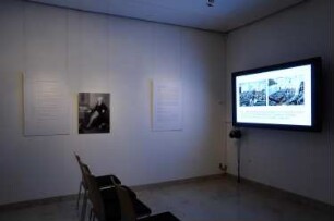 Informationstafeln an der Ost-Wand. Lebenslauf, historische Originalfotografie des verschollenen Ölporträts und Sitzecke am Monitor