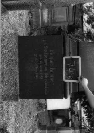 Grabstein 74 (Index: 100081422) Zustand: zerbrochen Maße HxBxT: 215x64x36 cm: Grabstein 74B