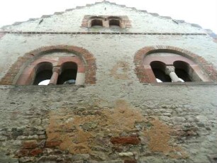Stadtbild-Romanisches Steinhaus (1187-Vogtei 1984-renoviert)- Ansicht über Giebelseite mit renovierten Biforien im Obergeschoß und Treppengiebel