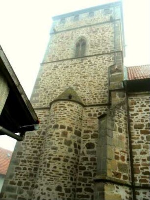 Dagobertshausen-Evangelische Kirche - Kirchturm (gotische Gründung 15 Jhd) von Süden mit halbrundemTreppenturm (Obergeschoß einst Wehrplattform mit Zinnenkranz unf Büchsenscharten)