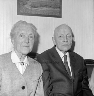 Stoltenberg, Gustav und Christine, geborene Heinemann: Gustav geboren 1895: Eltern von Ministerpräsident Gerhard Stoltenberg; Gustav von 1934 bis 1965 Pastor an der Peter-Paul-Kirche in Bad Oldesloe: Einwohner von Bad Oldesloe: Aufnahme aus Anlass ihrer Goldenen Hochzeit am 6. April 1973