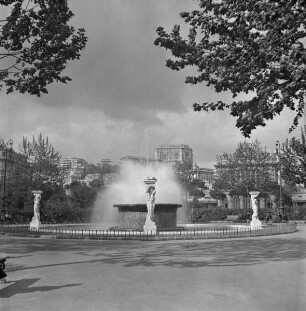 Platz mit Brunnen und Grünanlagen