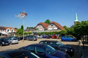 Marktplatz mit Maibaum