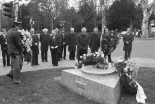 Kranzniederlegung am Mahnmal für die Opfer des RAF-Attentats auf Generalbundesanwalt Siegfried Buback, seinen Kraftfahrer Wolfgang Göbel und Justizhauptwachtmeister Georg Wurster