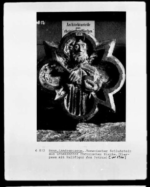 Romanischer Schlussstein mit Halbfigur des Petrus
