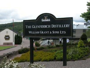 Firmenschild : Firmenschild der weltbekannten Whisky-Destillerie Glenfiddich in Dufftown im schottischen Hochland, aufgenommen im Juni 2005. Foto Uwe Gerig