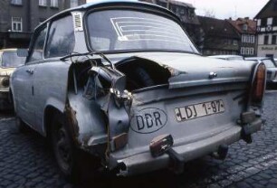Totalschaden eines Trabant nach Unfall : Wenn ein Auto vom Typ Trabant in einen Unfall verwickelt wird, zersplittert die Duroplast-Karosserie. Aufgenommen ca. 1990 in der DDR