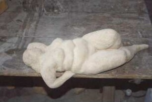 Liegende mit angezogenem Bein