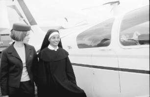 Freiburg: Stewardess mit Schwester Alfonsa