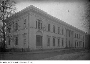 Großherzogliches Palais : Bad Doberan, Großherzogliches Palais am Kamp, Straßenansicht mit Straßenlaterne