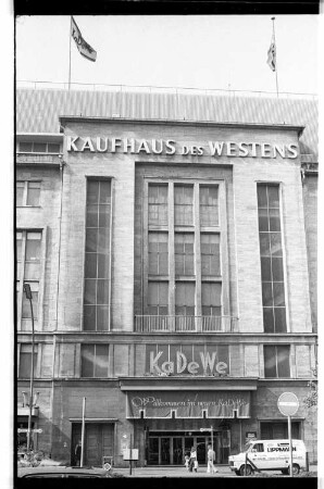 Kleinbildnegative: KaDeWe, Tauentzienstraße, Parkplatz und ankommende Angestellte, 1978