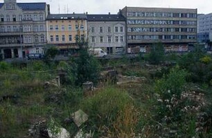 In Brandenburg/Havel, leere Fläche mitten in der Altstadt, offenbar nicht bebautes Trümmergrundstück, August 2002