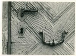 Sohland an der Spree-Wehrsdorf, Lessingstraße 35. Obermühle ((einst Nummer 136); bezeichnet 1786). Wohnhaus (Umgebindehaus). Portal. Detail: Türklinke mit Beschlag und Türklopfer (Gusseisen, Schmiedeeisen)