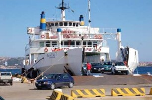 Insel Sardinien - Fährschiff : Autos verlassen in Palau an der Nord-Ost-Küste ein Fährschiff, das den Betrieb zur vorgelagerten Inselgruppe La Maddalena aufrecht erhält, aufgenommen auf Sardinien 2006