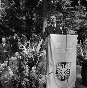 CDU: Bürgerpark: Naturtheater: Kundgebung zur Bundestagswahl am 19. September 1965: CDU-Bundestagskandidat Olaf von Wrangel am Rednerpult: rechts und links Blumenschmuck: hinten Ehrengäste: dahinter Bäume