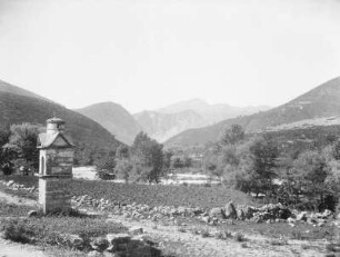 Bildstock an der Straße : Blick über eine Ebene mit einem Bildstock an einer Straße