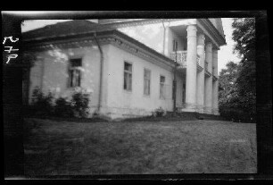 Seitansicht einer Villa mit Portikus