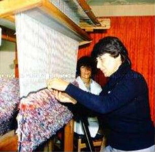 Teppichknüpfen als Bewegungstherapie in der Orthopädischen Klinik und Klinik für Rehabilitation ("Waldhaus") in Berlin-Buch