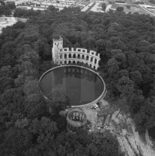"Ruinenberg" in Potsdam : Blickrichtung Nordosten zum Normannischen Turm mit Theaterwand