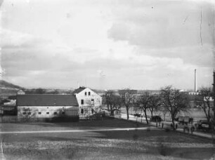 Coswig. Ortsrand (ehemals Kötitz) mit Bauernhof Dresdner Straße / Ecke Johann-Sebastian-Bachstraße, rechts die Maschinen- und Automobilfabrik Emil Nacke, Naundorfer Straße